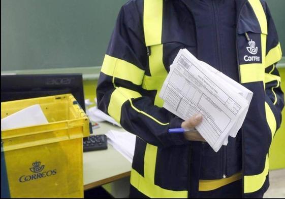 Un trabajador de Correos.