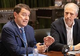 El presidente del Partido Popular de Castilla y León, Alfonso Fernández Mañueco, el presidente del Partido Popular de Salamanca, Carlos García Carbayo, y el europarlamentario Pablo Arias, intervienen en un encuentro informativo sobre el corredor Ruta de la Plata con representantes de las Cámaras de Comercio.