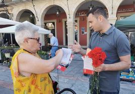 El candidato del PSOE al Congreso, Javier Alfonso Cendón, ha llevado la campaña al mercado de la Plaza Mayor de León.