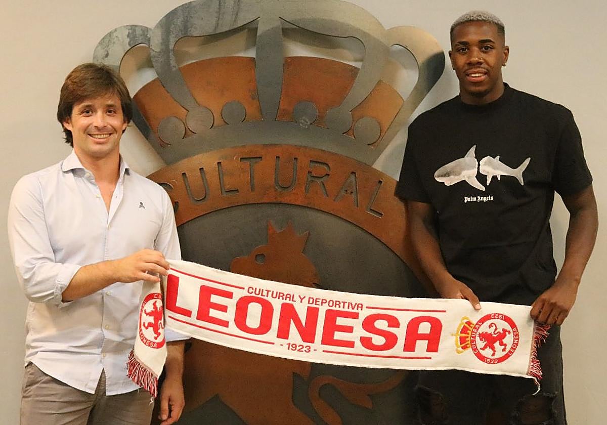 José Manzanera, director deportivo de la Cultural, junto al delantero Dorian.