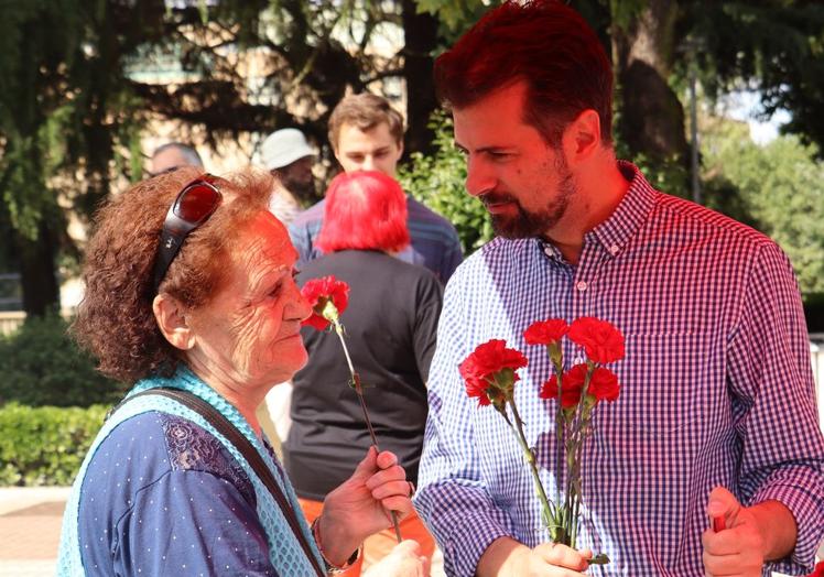 El secretario autonómico del PSOE, Luis Tudanca, acompañó a los candidatos de León en el Rastro.