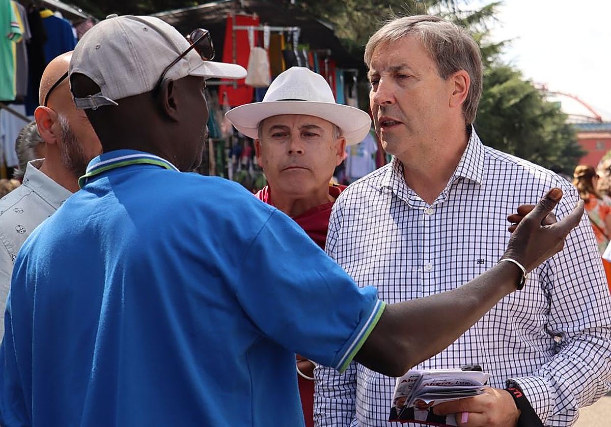 El candidato de UPL, Miguel Ángel Díaz Cano, este domingo en el Rastro de León.