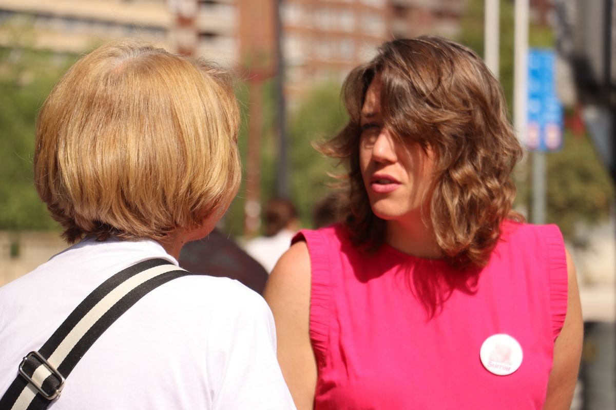 La candidata al Congreso por Sumar, Violeta Serrano, conversó con varios ciudadanos.