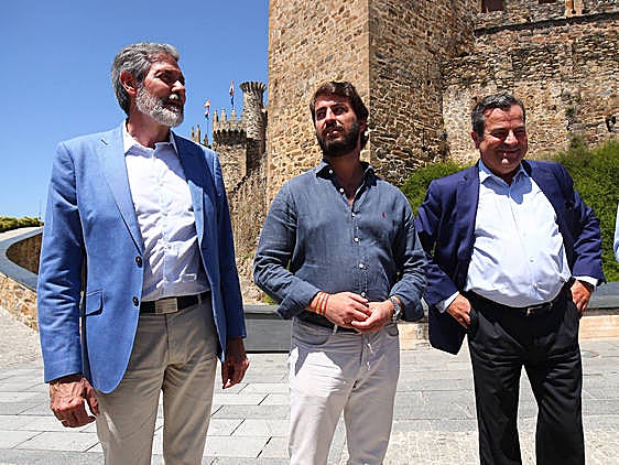 El vicepresidente de la Junta de Castilla y León, Juan García-Gallardo, acompañado por el candidato de Vox al Congreso por León, Pablo Calvo Liste, y el candidato al Senado, Francisco José García Paramio, durante su visita a Ponferrada