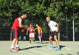 Un partido del torneo callejero de Veguellina.
