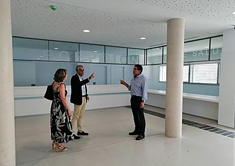 Imagen secundaria 1 - El delegado de la Junta en León visita el centro de salud de El Ejido.