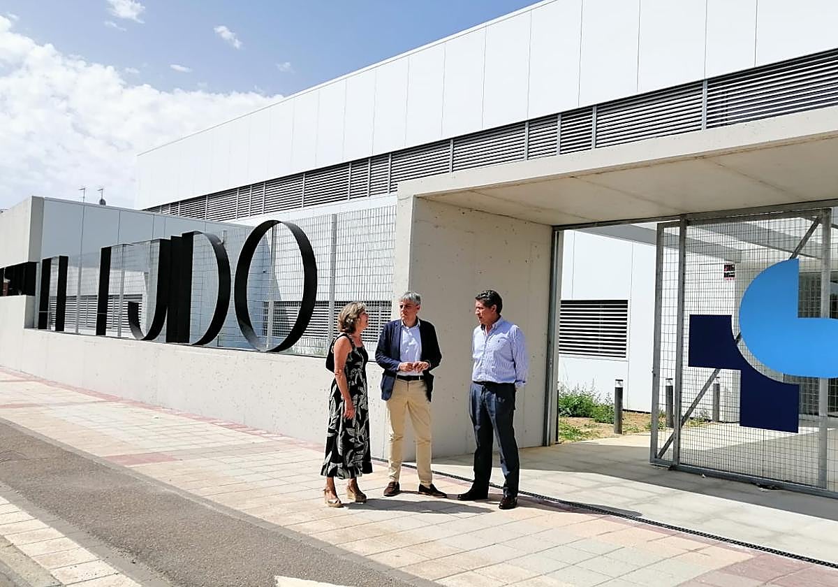 El delegado de la Junta en León visita el nuevo centro de salud de El Ejido.