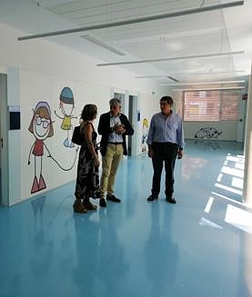 Imagen secundaria 2 - El delegado de la Junta en León visita el centro de salud de El Ejido.