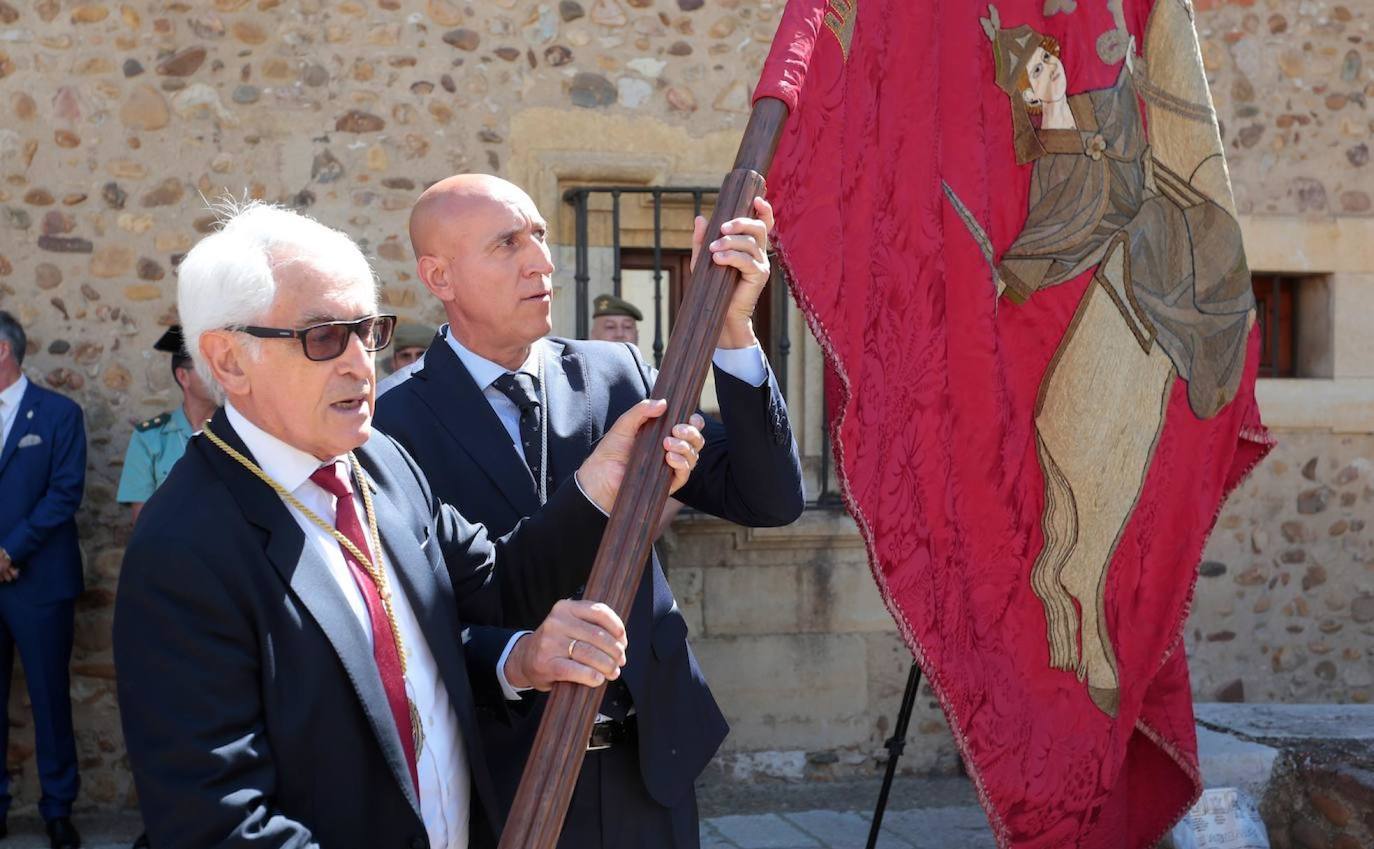 Miembros de la Cofradía del Milagroso Pendón y el alcalde de León, posando con el Pendón de Baeza.