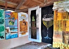 Instalación artística en el lavadero de la localidad.