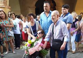 Josefa Marcos Alcoba junto a familiares y vecinos en la celebración de su cien cumpleaños.