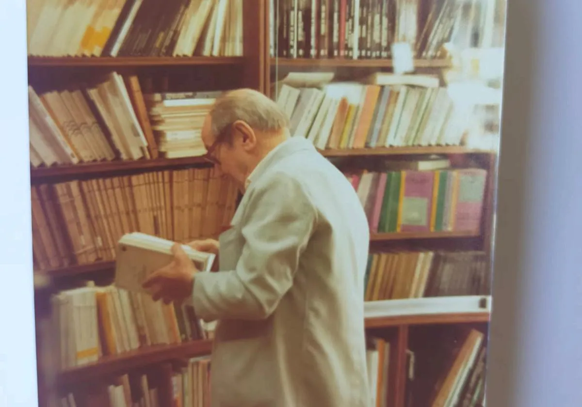 Francisco Pérez Herreros lee en su casa libros que fueron donados a la Biblioteca Pública de León.