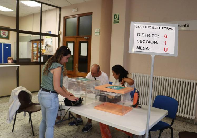 Imagen principal - Todo listo en el colegio electoral de El Albéitar.