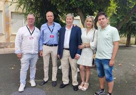 Representantes de Unión del Pueblo Leonés, presentes en la votación de su cabeza de cartel que acudió rodeado de su familia.