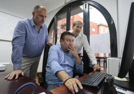 Callado (i), Santos (c) y Díez Cano (d), durante el seguimiento de los resultados en la sede.