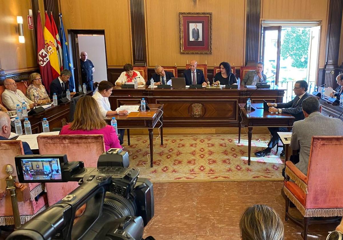 Primer pleno del Ayuntamiento de León tras el 28M.