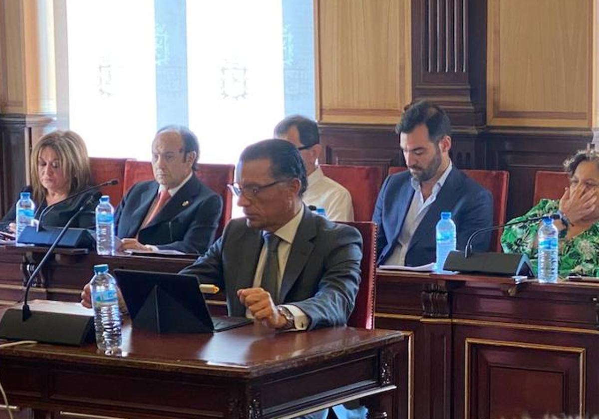 La corporación municipal del PP en el Ayuntamiento de León con David Fernández.