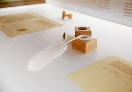 Los alumnos utilizarán herramientas como el pergamino natural, el plumín o la tinta.