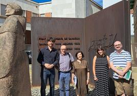 Foto del diputado de Cultura acompañado del jurado del certamen.