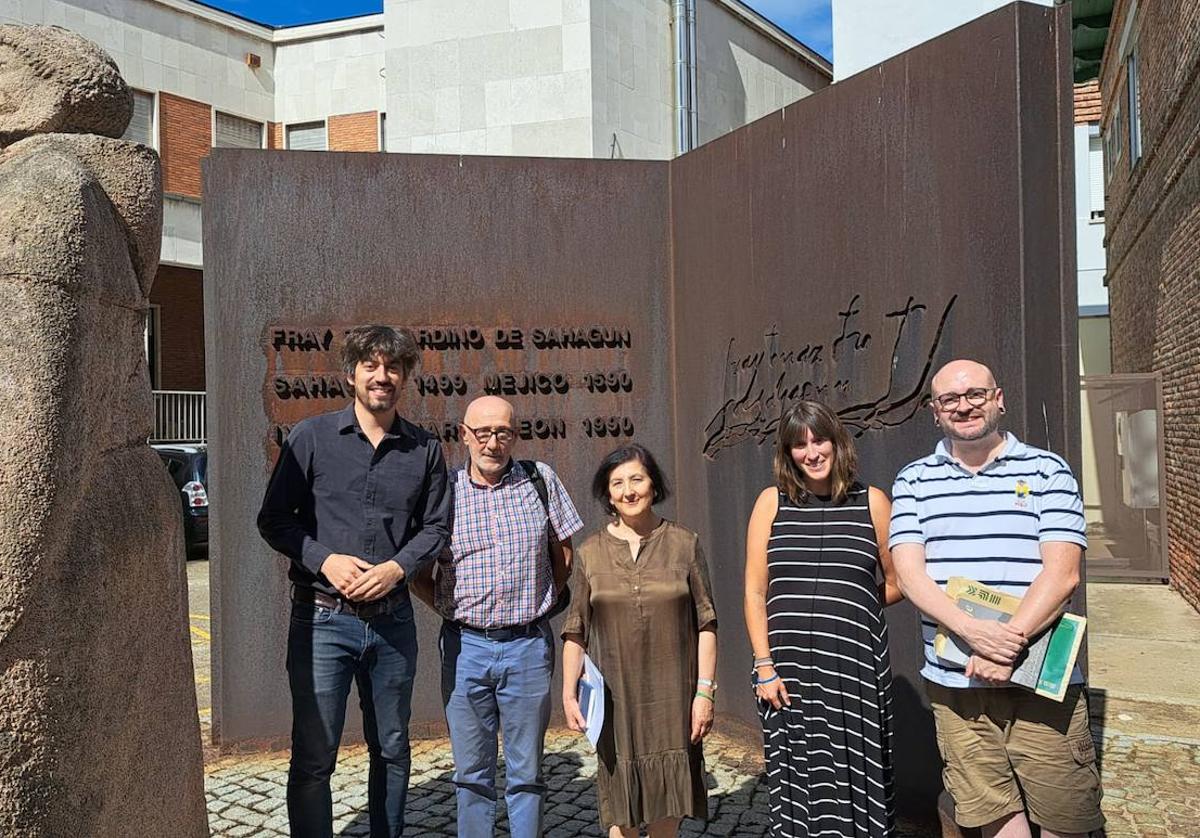 Foto del diputado de Cultura acompañado del jurado del certamen.