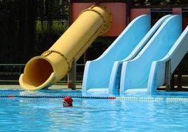 Los toboganes de sus piscinas son un importante reclamo del verano de Sahagún.