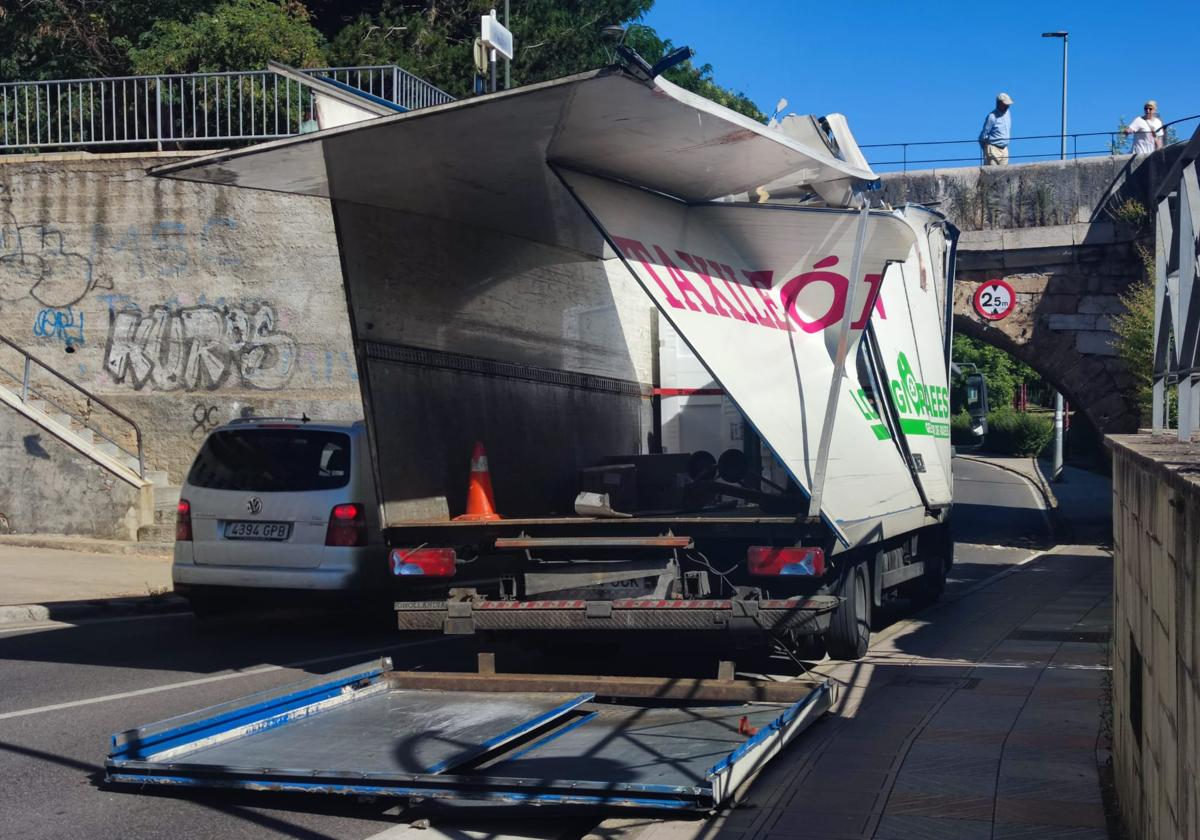 Camión destrozado tras atravesar el puente de San Marcos.