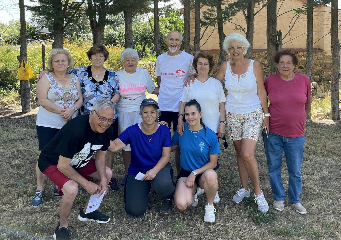 Celia Brito junto a vecinos del municipio.