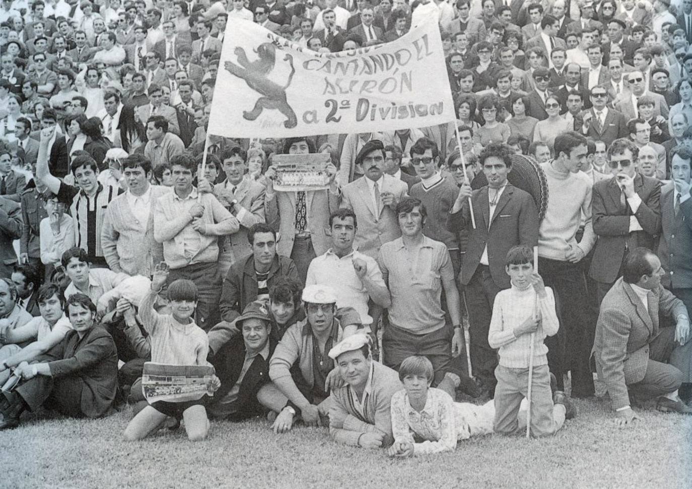 Celebración del ascenso a Segunda División de la temporada 1970/71.