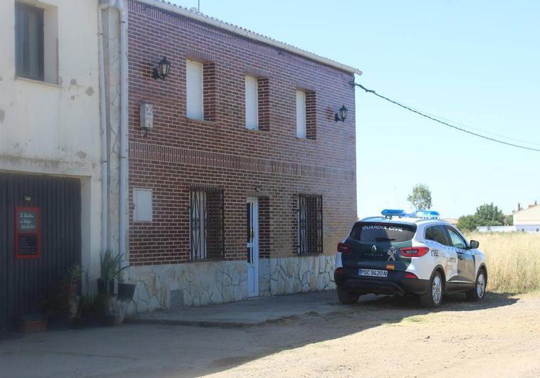 La Guardia Civil se mantiene en la puerta de casa de Katia.