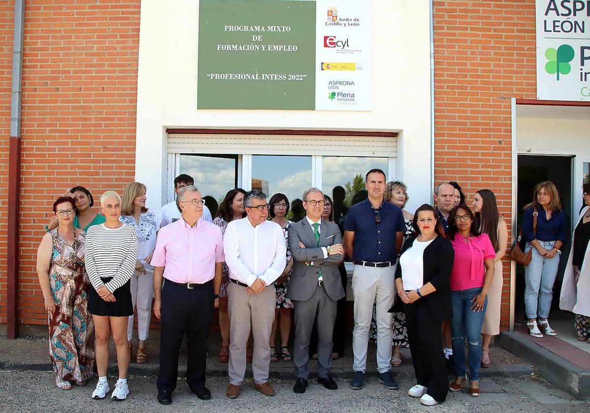 El consejero de Industria, Comercio y Empleo, Mariano Veganzones, preside el acto de clausura de los programas mixtos de Asprona León.