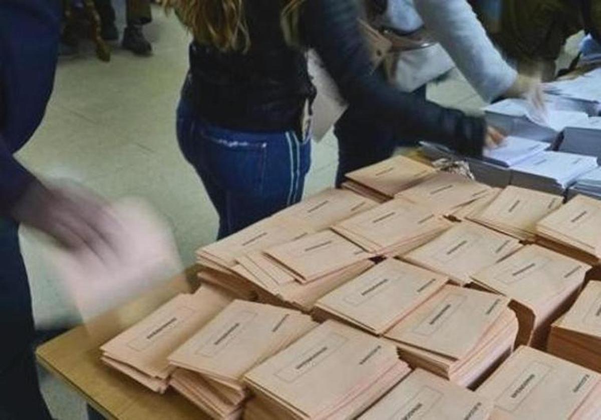 Imagen de archivo de los sobres de una mesa electoral.