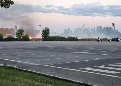 Imagen secundaria 1 - Diferentes imágenes del fuego en la tarde del viernes. 