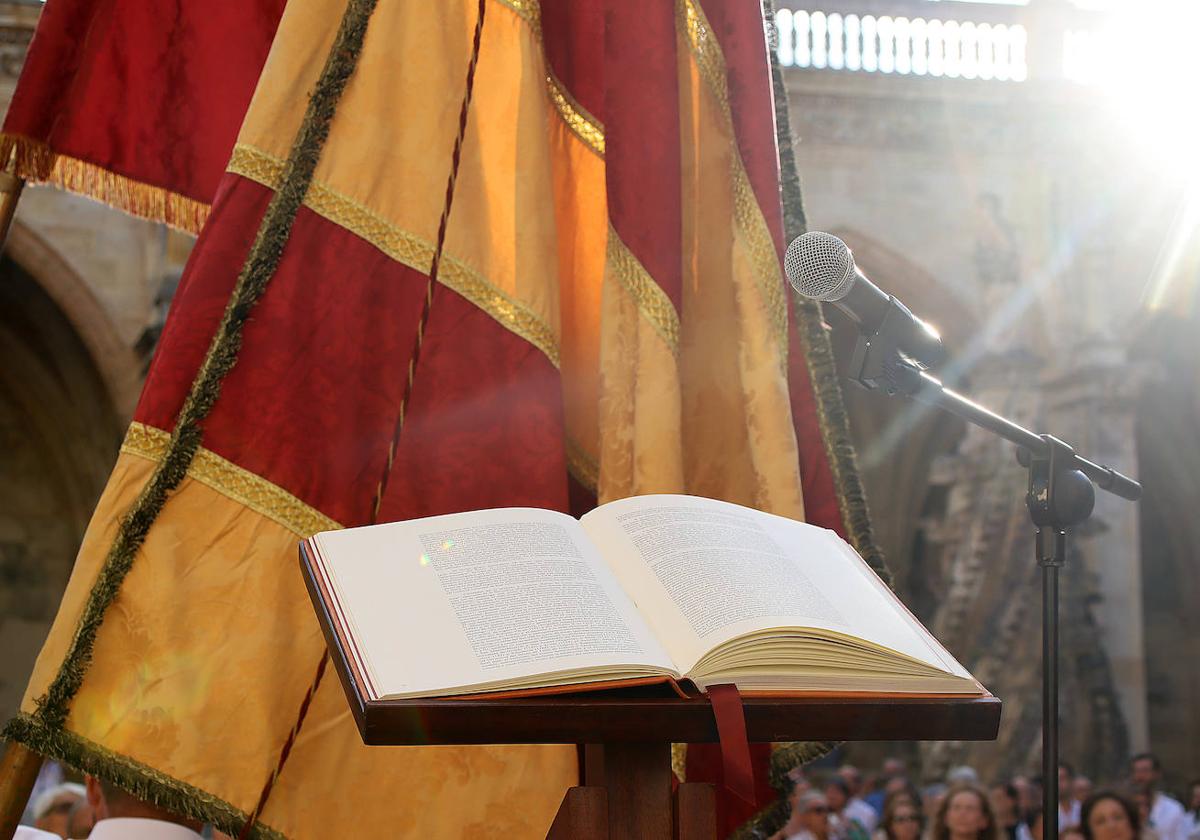 El Fuero de León ante un pendón este viernes en la Catedral de León.