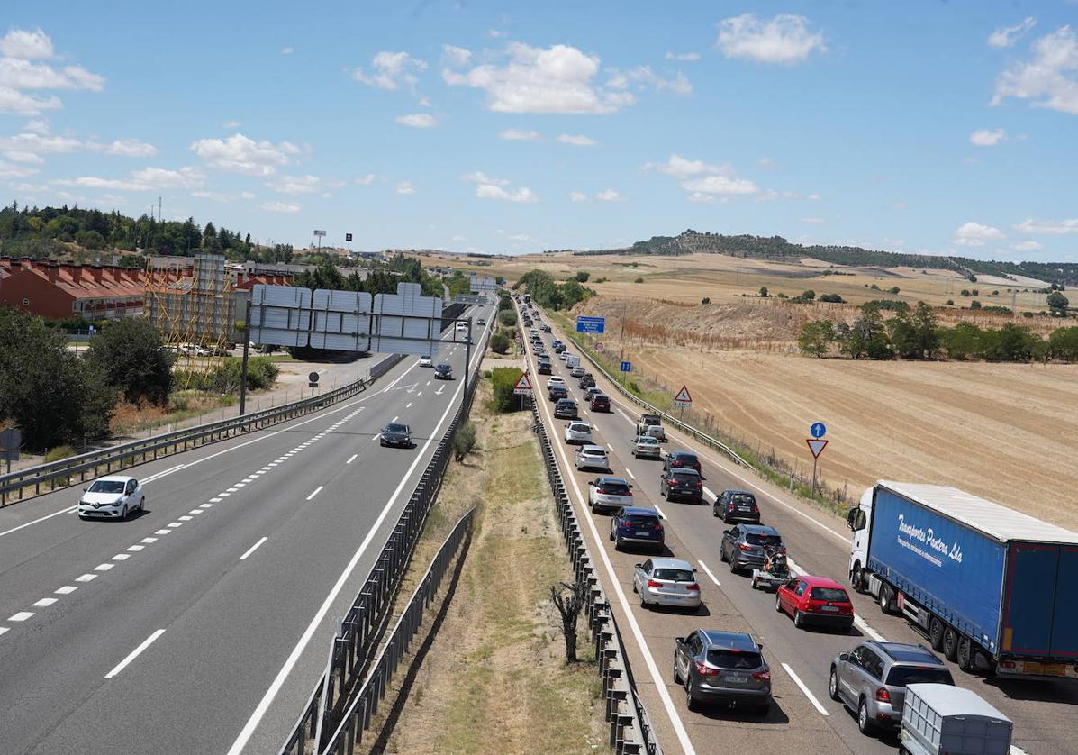 - Una colisión entre tres turismos y una furgoneta deja retenciones en la A-62 en Arroyo