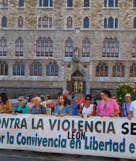 Imagen secundaria 2 - &#039;Lunes sin sol&#039; clama en Botines contra tres nuevos asesinatos machistas