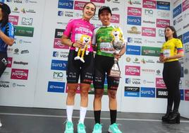 Carolina Vargas y Paula Latriglia, en el podio final de la Vuelta a Colombia