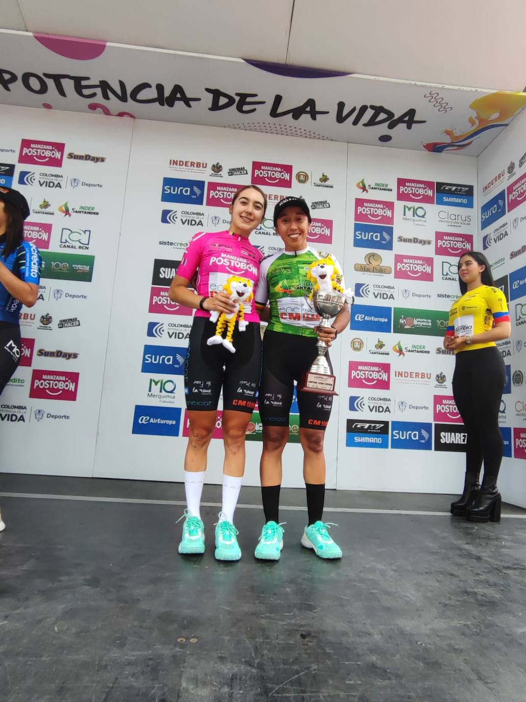Carolina Vargas y Paula Latriglia, en el podio final de la Vuelta a Colombia