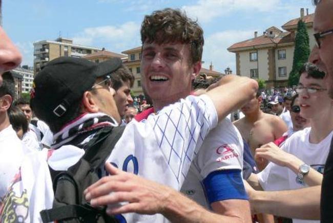 Santi Santos celebra el ascenso a Segunda B logrado ante el Universidad de Oviedo el 30 de junio de 2013.