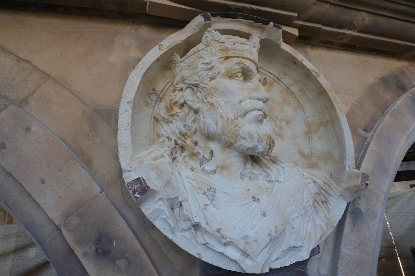 Medallón del rey leonés Alfonso IX poco antes de ser terminado.