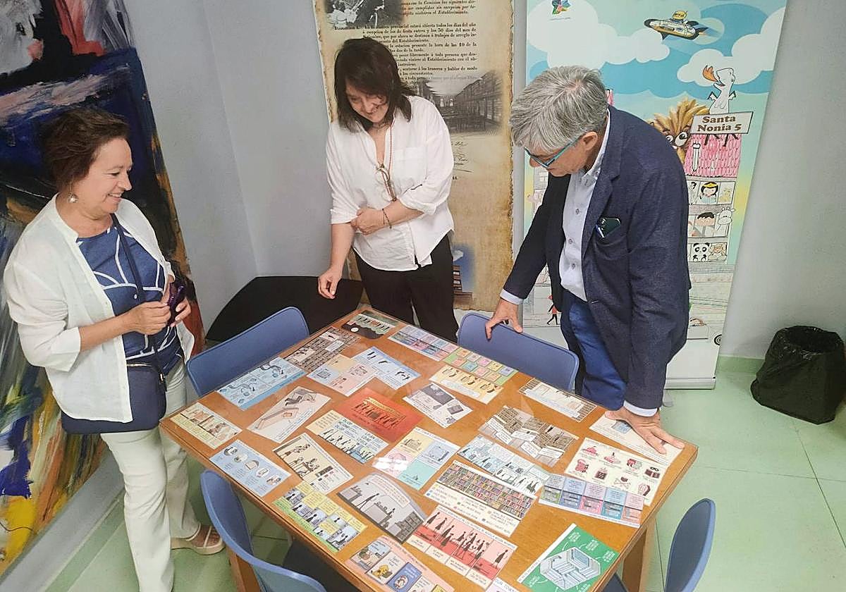 Visita del delegado territorial de la Junta en León, Eduardo Diego a la exposición temporal de la Biblioteca de León.