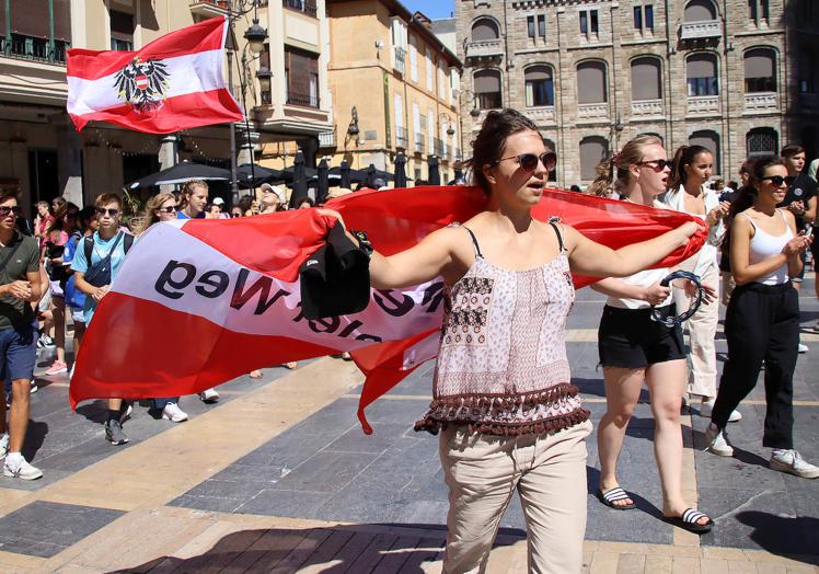 Imagen principal - León recibe a 4.000 &#039;kikos&#039; en su camino a la JMJ de Lisboa