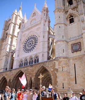 Imagen secundaria 2 - León recibe a 4.000 &#039;kikos&#039; en su camino a la JMJ de Lisboa