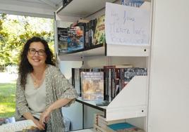 Marta Inés Rodríguez en la firma durante la Feria del Libro de Madrid