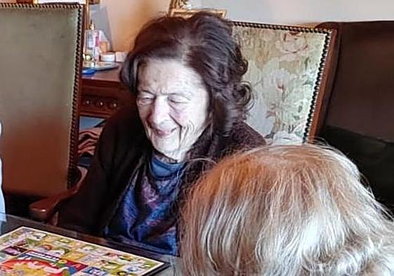 Rosita jugando al parchís en una tarde en Villamanín.