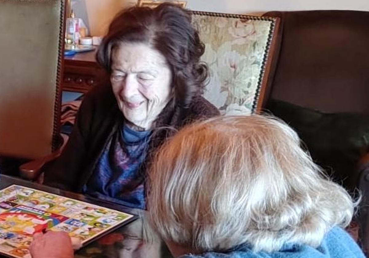 Rosita jugando al parchís en una tarde en Villamanín.