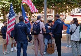 Jóvenes del Camino Neocatecumenal en la plaza de la Pícara.