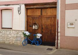 Una de las fachadas decoradas en San Cristóbal de la Polantera