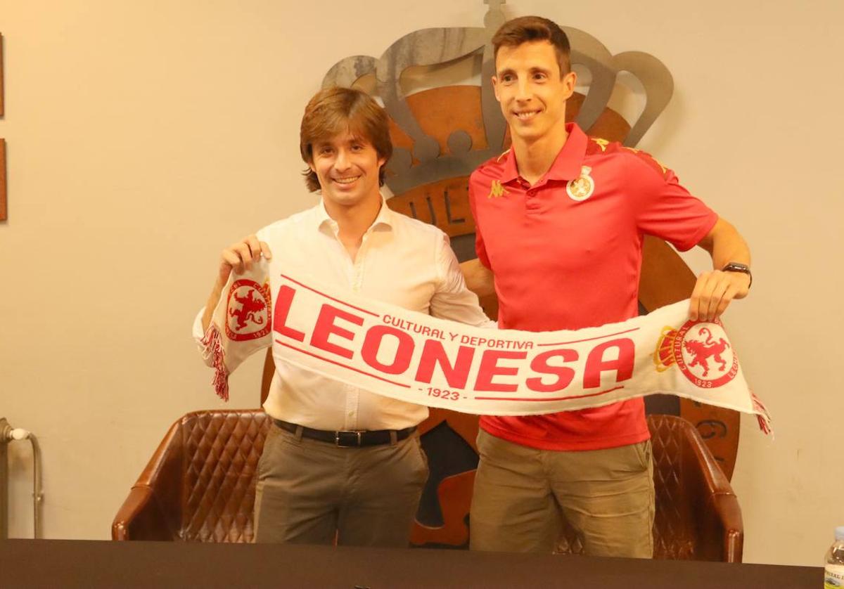 El delantero Guillermo Fernández junto al director deportivo Manzanera.