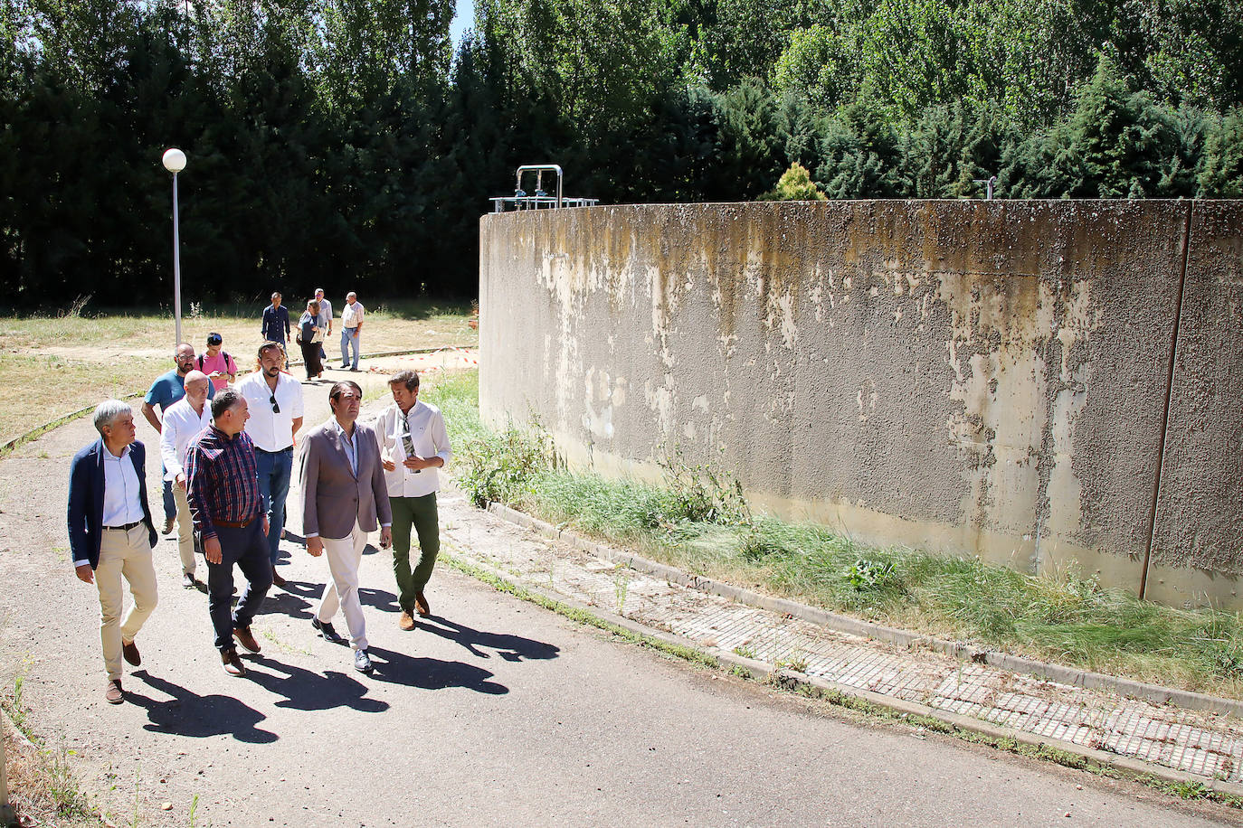 El consejero de Medio Ambiente visita las obras de mejora de la EDAR de Astorga