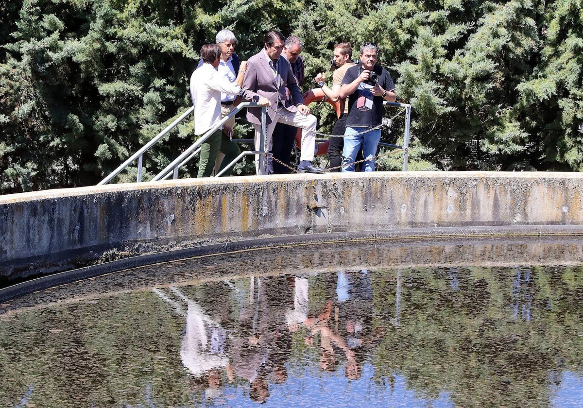 El consejero de Medio Ambiente visita las obras de mejora de la EDAR de Astorga